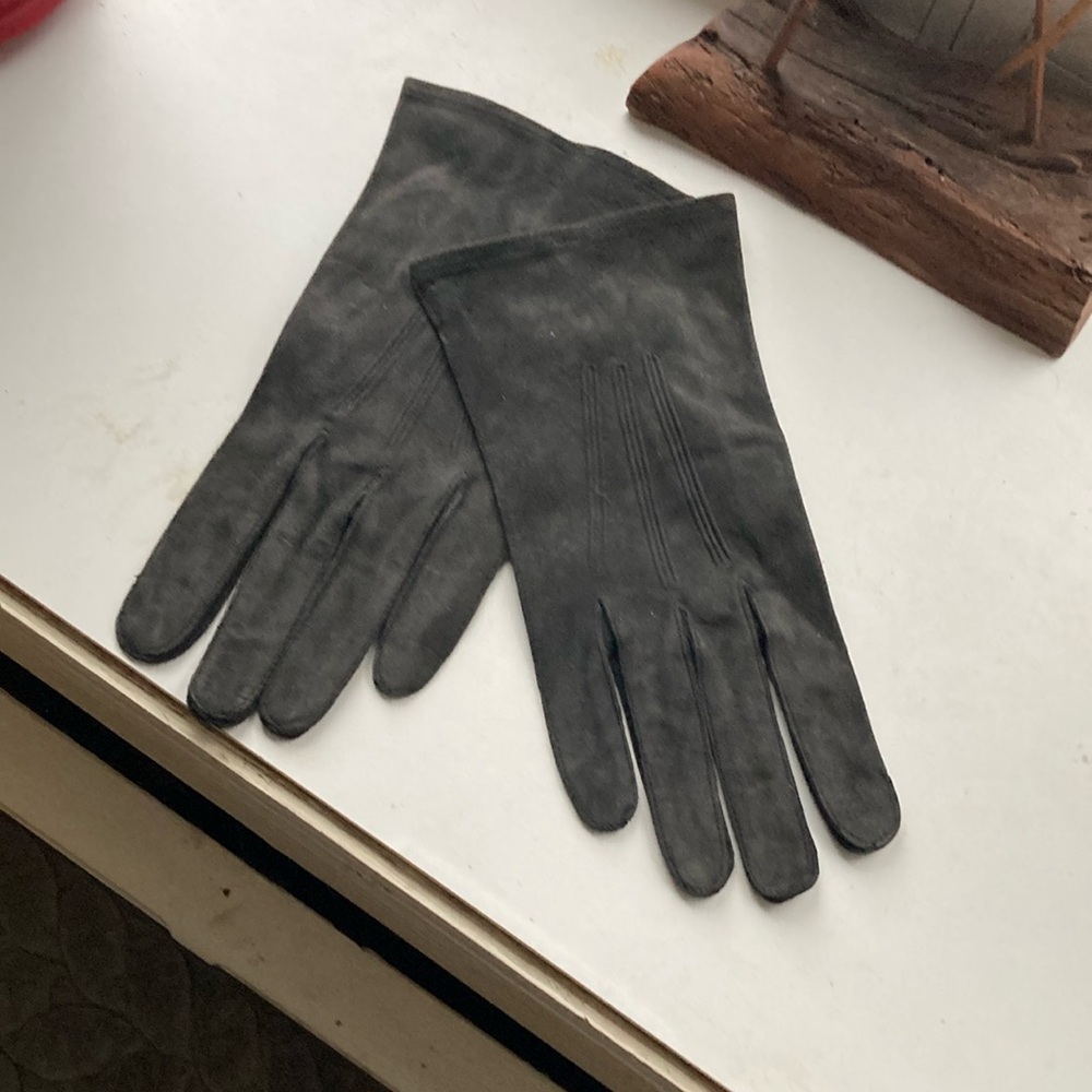 Elegant Black Suede Driving Gloves